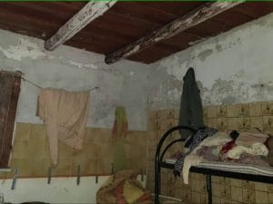 Le baracche fatiscenti in cui dormivano i quattro braccianti sfruttati dal caporale a Colleferro