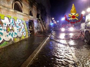 Incendio nell’ex mattatoio a Testaccio, Roma. Foto Vigili del Fuoco di Roma