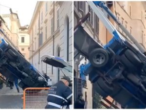 Il camion gru ribaltatosi in via della Barchetta