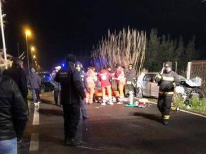 I soccorsi a lavoro sul luogo dell’incidente
