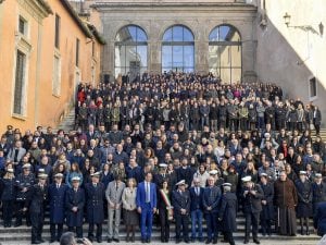 La fotografia ritrae i 500 nuovi vigili urbani con la sindaca Virginia Raggi