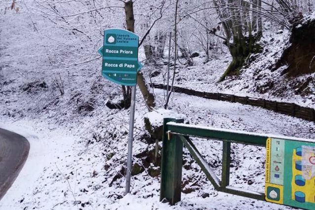 Nevicate nella notte nelle zone più alte dei Castelli Romani alle porte di Roma – Foto Facebook