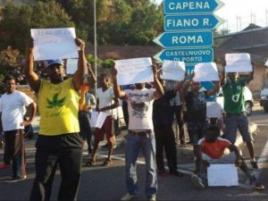 Protesta dei migranti ospiti del Cara di Castelnuovo di Porto nel 2014