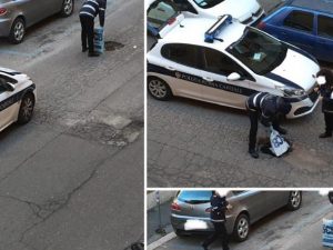 Vigili urbani al lavoro per tappare una buca – foto Facebook Sulpl Roma Sindacato di polizia locale