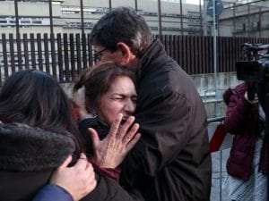 Marina, la mamma di Marco Vannini in lacrime all’uscita del tribunale