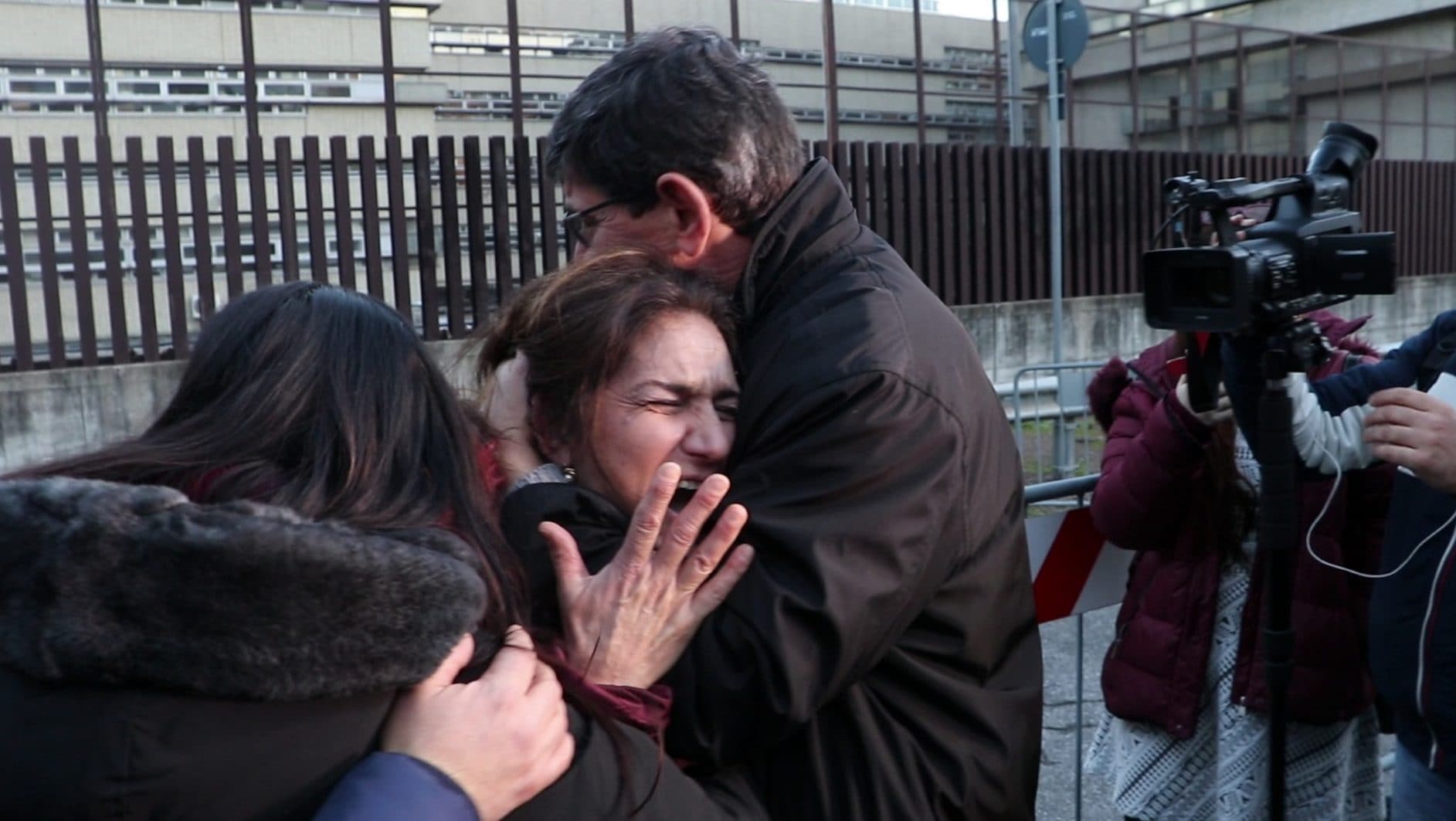 Marina, la mamma di Marco Vannini in lacrime all’uscita del tribunale