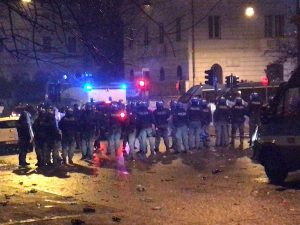 Le tensioni tra tifosi e polizia (Foto Francesco Pietrella via Twitter)