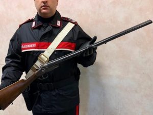 Il fucile utilizzato dall'uomo e sequestrato dai carabinieri.