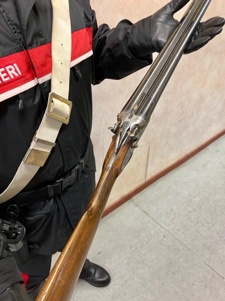 Il fucile utilizzato dall'uomo e sequestrato dai carabinieri.