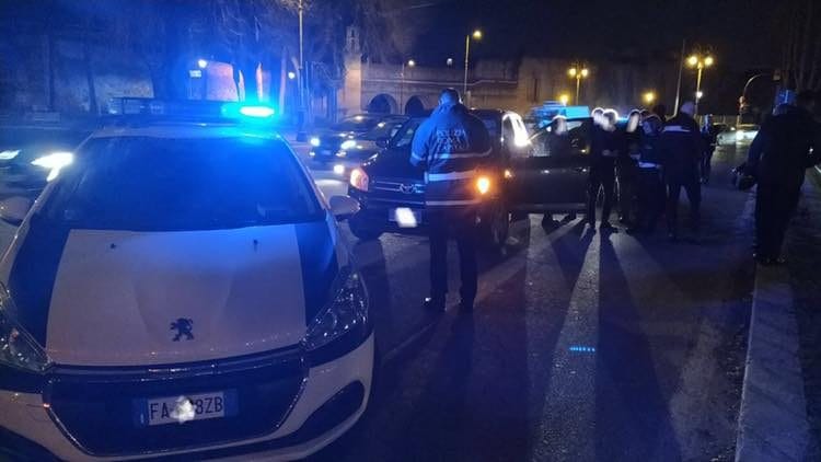 Travolge due bimbi e una donna su via Nomentana e scappa, poi aggredisce una vigile: arrestato