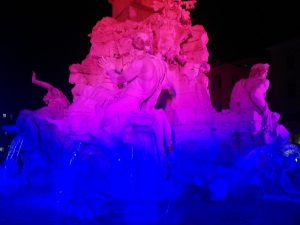 La fontana di piazza Navona illuminata per il World Cancer Day