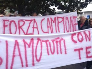 Lo striscione srotolato per Manuel Bortuzzo in piazza Eschilo