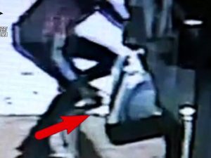 Lo scippatore seriale mentre ruba la borsa a un’anziana