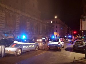L’intervento della polizia dopo l’accoltellamento (Foto di Michele Galvani via Twitter)