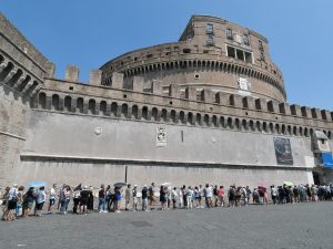 Fila davanti a Castel Sant’Angelo, Roma