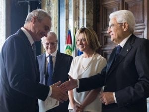 Il Presidente Sergio Mattarella durante la celebrazione della Giornata Nazionale per la Ricerca sul Cancro consegna all Prof Francesco Lo Coco il premio scientifico Firc"Guido Venosta 2016".