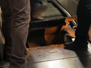 Il gradino rotto della scala mobile della stazione della Metro A Barberini
