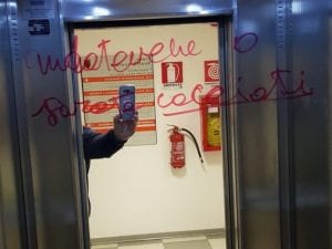 La scritta apparsa oggi su un ascensore dell’assessorato alla Mobilità del Comune di Roma