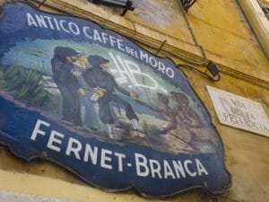 La storica insegna del Caffè del Moro, che dà il nome alla celebre via di Trastevere, a Roma.