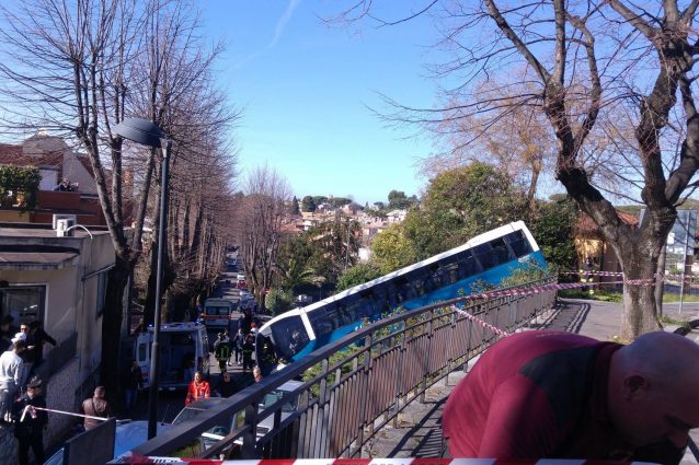 Un bus Cotral finito in una scarpata a Grottaferrata