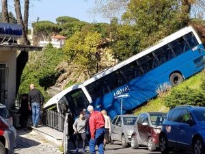 Cotral finisce fuori strada a Grottaferrata
