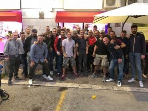 Il gruppo ultras "Roma" davanti al bar H501 (Da Facebook)