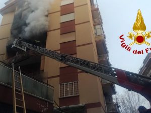 I vigili del fuoco impegnati nelle operazioni di spegnimento
