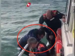 Il salvataggio da parte degli uomini della Guardia Costiera di Fiumicino