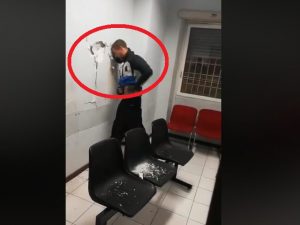 Roma, sfonda la parete del commissariato a testate