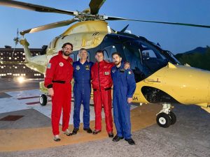 Il team dell’Eliambulanza Pegaso 33 che ha aiutato Tania a partorire la piccola Delia