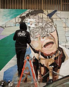 Piskv mentre realizza il murales dedicato a Verdone – Foto Facebook