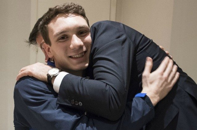 L’abbraccio tra Manuel Bortuzzo e il presidente del Consiglio, Giuseppe Conte
