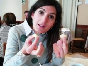 Virginia Raggi spiega il debito di Roma con due molliche di pane