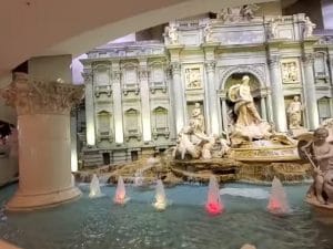 La Fontana di Trevi ricostruita all’interno di una stazione della metropolitana di Seul in Corea del Sud