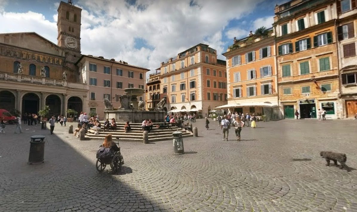 La fontana di piazza Santa Maria in Trastevere a Roma – Foto Google Maps