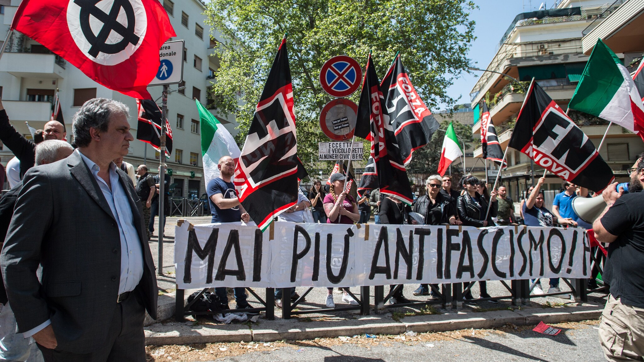 La manifestazione di oggi, giovedì 25 aprile, in piazzale Clodio a Roma.