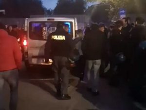 Il furgone con a bordo alcuni rom esce dal centro d’accoglienza di Torre Maura