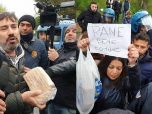 Volontari hanno portato del pane per i rom ospiti del centro d’accoglienza di Torre Maura