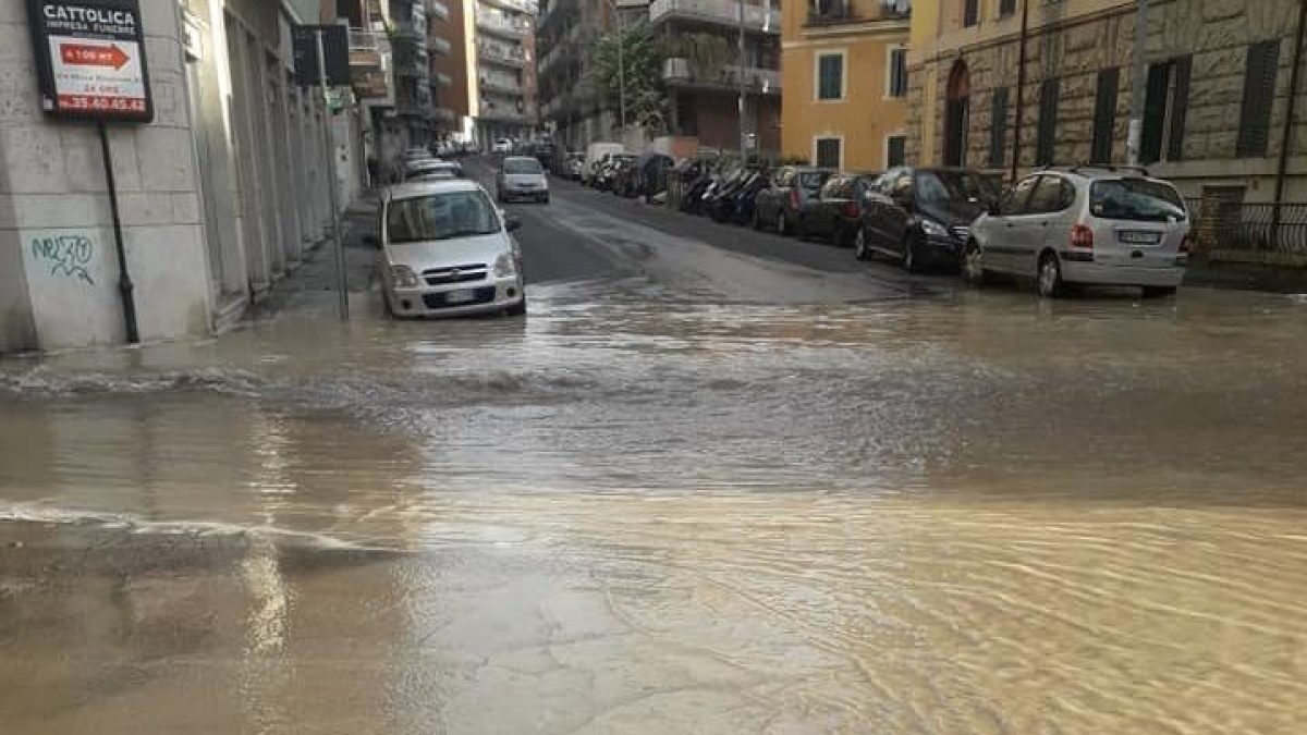 Strada completamente allagata alla Balduina, Roma nord – Foto Facebook Sei di Balduina se…