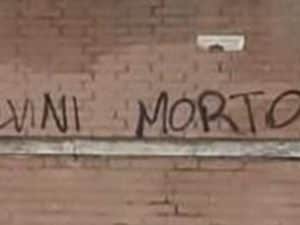 La scritta ’Salvini morto’ apparso sulle mura della città universitaria a Roma