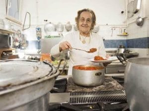 La ’sora Pina’, la storica cuoca del ristorante Biondo Tevere