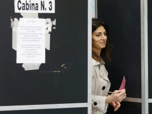 La sindaca Virginia Raggi al voto ieri