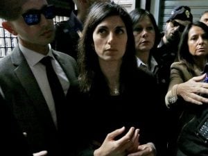 Virginia Raggi visita la famiglia rom a Casal Bruciato e viene insultata da residenti e militanti di estrema destra