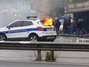 L’automobile dei vigili urbani andata in fiamme