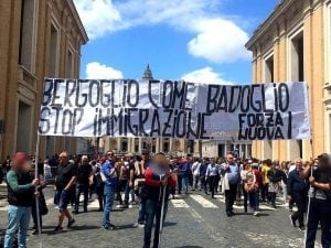 Lo striscione esposto dai militanti di Forza Nuova a San Pietro