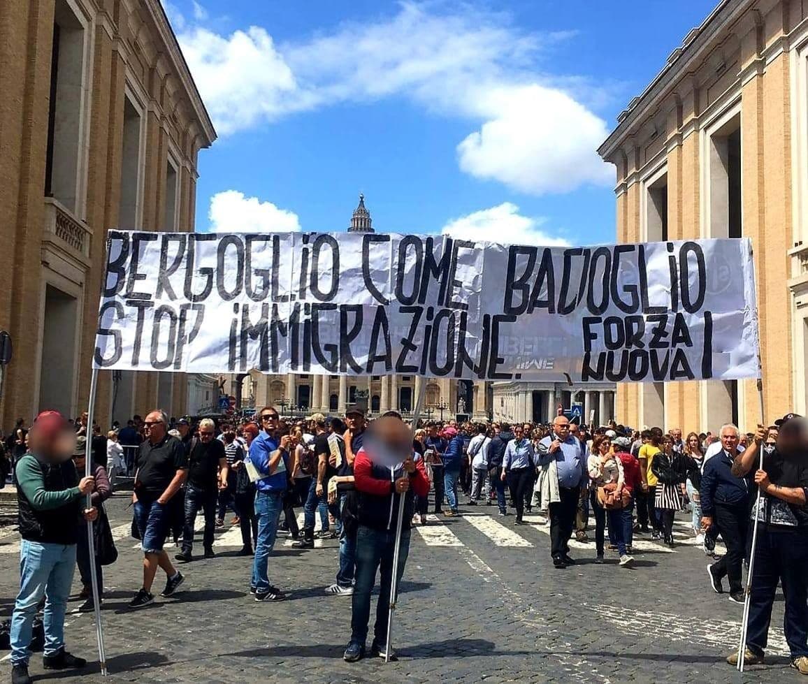 Striscione contro Papa Francesco dei militanti di Forza Nuova