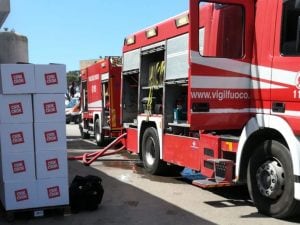 Incendio alla fabbrica Crik Crok di Pomezia – foto vigili del fuoco Il Caffè