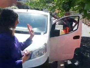 La sindaca Raggi sgrida una squadra di operai e pubblica il video su Facebook