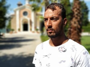 Omar, un ragazzo egiziano arrivato in Italia con un barcone partito dalla Libia