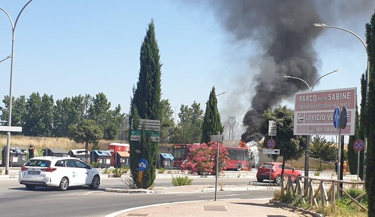 L'autobus in fiamme su via Carmelo Bene. [Foto de "Associazione Volontari del Parco delle Sabine / Porta di Roma"]